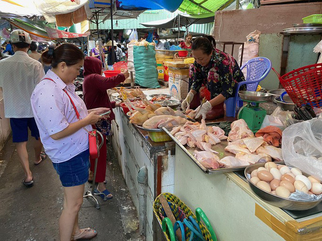 Giá thị gà, vịt tại chợ, siêu thị cao gấp hai, gấp ba lần ở trại - Ảnh 1. Giá thị gà, vịt tại chợ, siêu thị cao gấp hai, gấp ba lần ở trại - Ảnh 1.