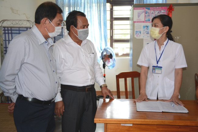 Giám đốc Sở GD&ĐT Cà Mau Nguyễn Minh Luân (giữa) kiểm tra phòng dịch Corona các trường học.