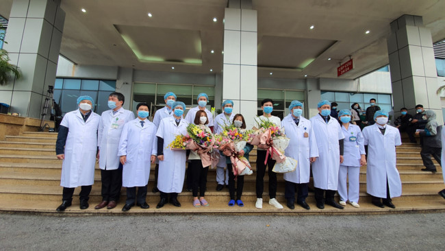 3 bệnh nhân được ra viện (ảnh giữa, do Bộ Y tế CC)