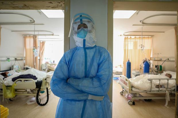 Cuộc sống giữa dịch virus corona: Trong khung cảnh hoang vắng ảm đạm, những ánh mắt đầy niềm tin hay cái ôm siết chặt lại đẹp hơn bao giờ hết - Ảnh 9. Cuộc sống giữa dịch virus corona: Trong khung cảnh hoang vắng ảm đạm, những ánh mắt đầy niềm tin hay cái ôm siết chặt lại đẹp hơn bao giờ hết - Ảnh 9.