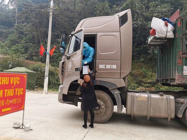 Hàng trăm xe hàng xuất qua Trung Quốc - Ảnh 1. Hàng trăm xe hàng xuất qua Trung Quốc - Ảnh 1.