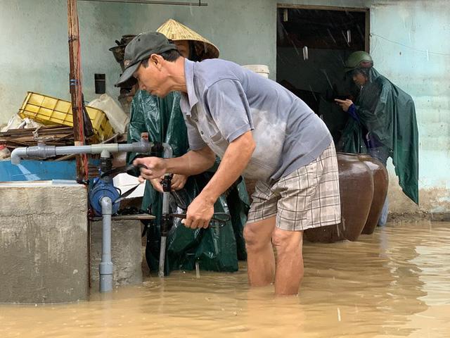 Người dân Quảng Ngãi, Quảng Nam hối hả chạy lũ - Ảnh 9. Người dân Quảng Ngãi, Quảng Nam hối hả chạy lũ - Ảnh 9.