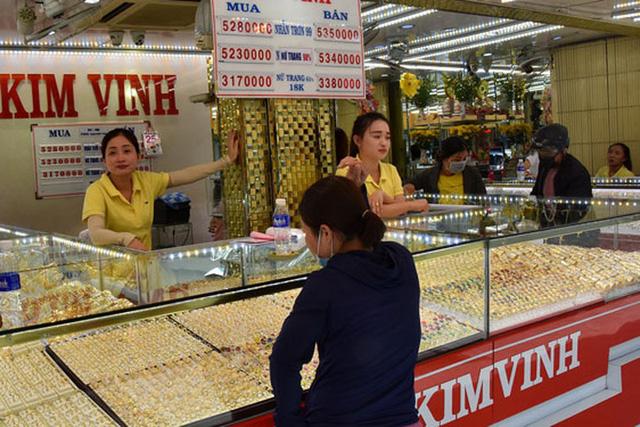 Vì sao giá vàng SJC quá đắt so với thế giới? - Ảnh 1. Vì sao giá vàng SJC quá đắt so với thế giới? - Ảnh 1.