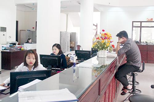 Cán bộ Kho bạc nhà nước đang rà soát số liệu thu, chi ngân sách trên hệ thống mạng. Ảnh: H.T