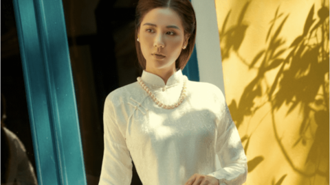 Boss Vân Trang khoe dáng mềm như lụa với áo dài xưa