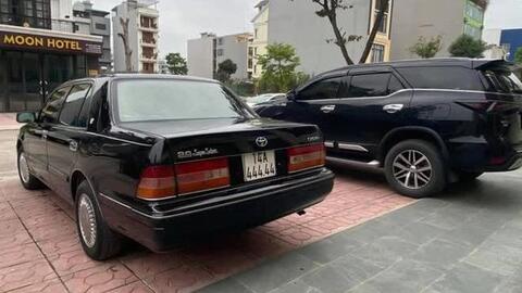 Sắm 'xe chủ tịch' Toyota Crown đời 1998, chủ xe may mắn bốc trúng biển ngũ quý và bán lại món hời giá 800 triệu đồng