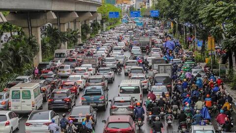 Đường phố Hà Nội ùn tắc nhiều giờ sau cơn mưa lớn