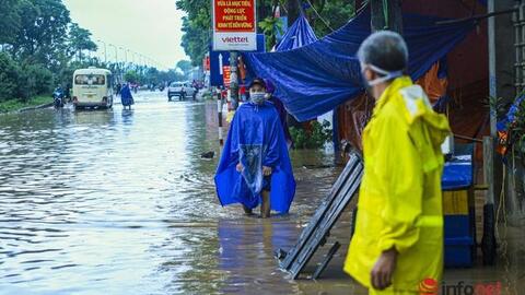 Đại lộ Thăng Long ngập như sông, học sinh chờ cả tiếng trên ô tô chết máy giữa đường