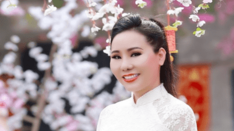 Nữ hoàng Doanh nhân Ngô Thị Kim Chi rạng rỡ trong bộ áo dài trắng đón xuân
