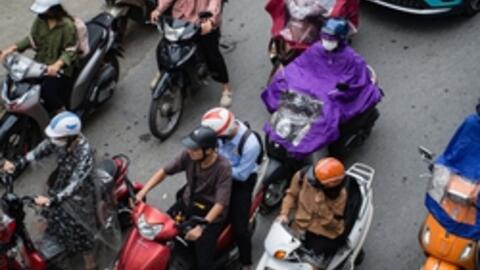 Hà Nội: Không khí lạnh tăng cường kèm mưa, người dân mặc thêm áo khoác ra đường