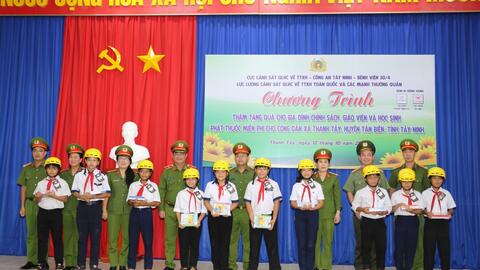 Cục C06, Bộ Công an phối hợp tổ chức khám bệnh, tặng quà tại Tây Ninh