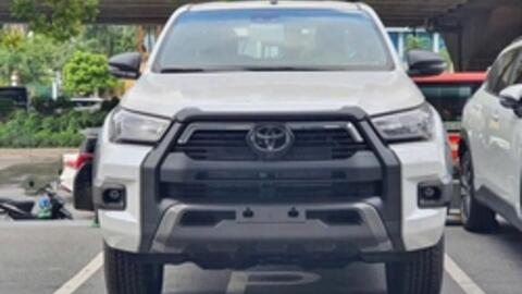 Toyota Hilux 2023 bản "full option" về Việt Nam: Giá gần 1,1 tỷ, thêm trang bị đấu Ranger Wildtrak