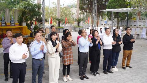 Tri ân các anh hùng liệt sĩ ở Nghĩa trang Vị Xuyên