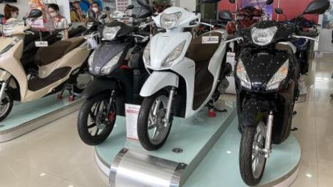 Giá xe máy giảm kỷ lục: Winner X lao dốc gần 20 triệu đồng, Honda Vision, SH... bán dưới mức đề xuất, có xe tặng kèm smartphone