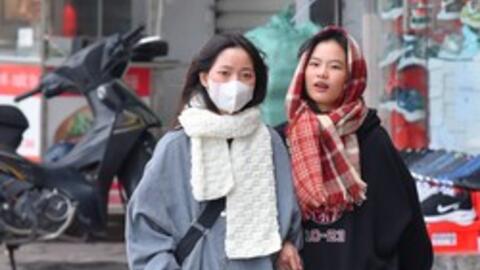 Không khí lạnh đổ bộ, người Hà Nội mặc áo ấm, quàng khăn kín mít ra đường