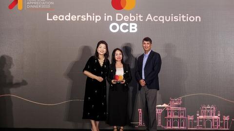 Dẫn đầu thị phần thẻ ghi nợ tại Việt Nam, OCB nhận 2 giải thưởng lớn từ Mastercard