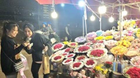 Tết đến sớm ở chợ đầu mối hoa tươi lớn nhất Thủ đô