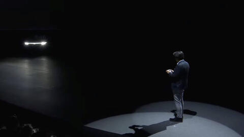 Đỉnh như Sony: Dùng tay cầm PS5 lái xe điện ‘nhà trồng được’ lên sân khấu, nói về cơ hội ‘trăm năm có một’