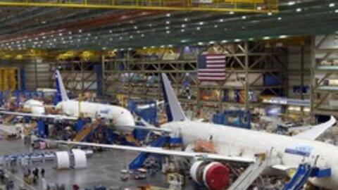 Cổ phiếu Boeing giảm kỷ lục vì vụ máy bay bung cửa trên trời