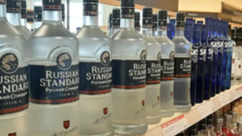 Bán đấu giá 5 container rượu vodka ‘vô chủ’