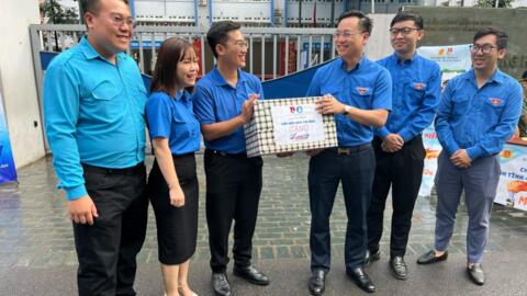 Phó Bí thư Thành đoàn Hà Nội thăm, tặng quà tình nguyện viên