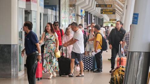 Du lịch ứng phó với giá vé máy bay vọt tăng