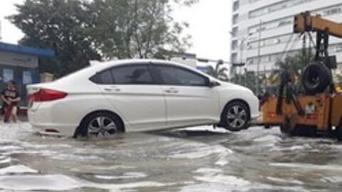 Đường phố Hà Nội ngập trong biển nước, dịch vụ cứu hộ xe "cháy hàng"