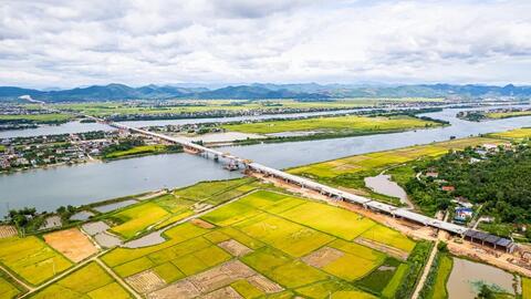 Hợp long cầu bắc qua sông Gianh trên tuyến cao tốc Bắc - Nam