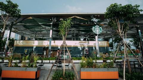 Starbucks chính thức mở cửa hàng có view đẹp nhất Sài Gòn, ngắm trọn thành phố với 100k thì giới trẻ cũng chịu khó check-in rần rần