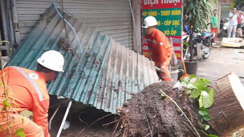 Chùm ảnh: EVNHANOI tập trung ứng trực, khắc phục sự cố điện do ảnh hưởng của bão Yagi