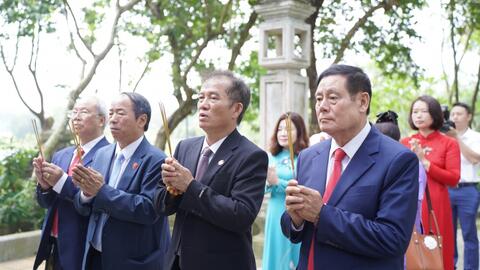 Đoàn đại biểu họ Ngô Việt Nam dâng hương tưởng niệm Đức vương Ngô Quyền