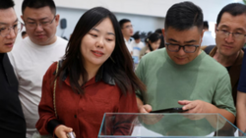Huawei Mate XT gập ba sốt như vàng: Giá bị thổi lên hơn 500 triệu
