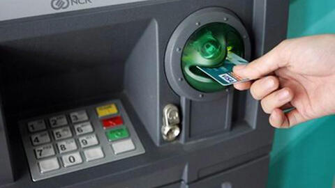Thấy bàn phím ATM nhô cao hơn bình thường và nhiều dấu hiệu lạ khác, người dùng ngân hàng dừng ngay giao dịch để tránh bị đánh cắp thông tin!