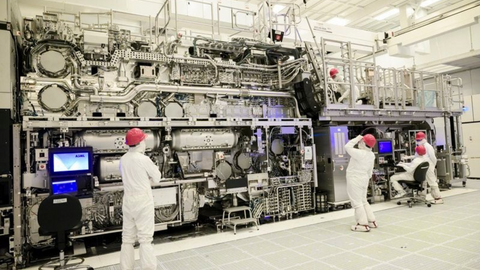 Chưa có chip 2 nm, ASML đã bán thiết bị khắc chip 1 nm