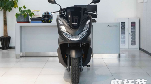 Xe ga trên hạng Air Blade của Honda về đại lý: "Ăn" 2,1L/100km, nâng cấp loạt trang bị