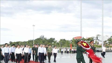 Tổng Bí thư Tô Lâm dâng hương tưởng niệm Chủ tịch Hồ Chí Minh và các Anh hùng liệt sĩ tại Phú Quốc