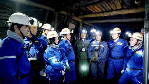 Bí thư Tỉnh ủy Quảng Ninh kiểm tra sản xuất, tặng quà thợ mỏ Than Mạo Khê