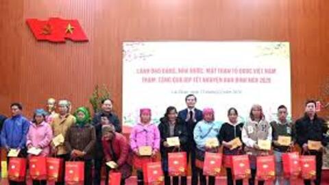 Giám đốc Học viện Chính trị Quốc gia Hồ Chí Minh thăm và tặng quà Tết tại Lai Châu