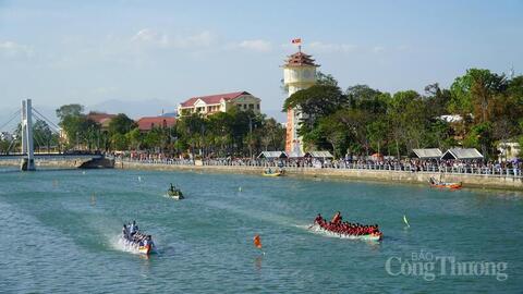 Lễ hội đua thuyền khuấy động phố biển Phan Thiết ngày đầu xuân