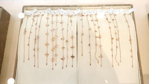 Trang sức "hút" khách, hoa tươi tăng giá vẫn đắt hàng dịp 8/3