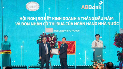 ABBank nhận Cờ thi đua, ghi nhận nỗ lực đổi mới và phát triển bền vững