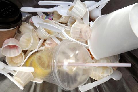 Hà Nội: Thí điểm cấm nhựa dùng một lần tại nhà hàng, quán cà phê trong vành đai 1
