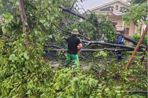Nghệ An: Hơn 2.000 tấn rác mỗi ngày sau bão số 5, công nhân làm xuyên đêm thu dọn