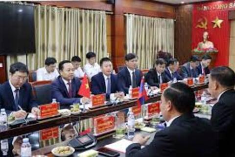 Điện Biên trao đổi kinh nghiệm vận hành chính quyền địa phương 2 cấp với tỉnh U Đôm Xay (Lào)
