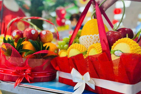 Quà tặng 20/10: Người tiêu dùng ưa chuộng chọn quà "xanh" và thiết thực