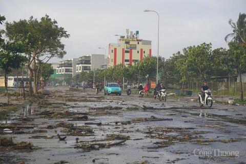 Người dân, du khách chung tay làm sạch biển Đà Nẵng sau bão số 13