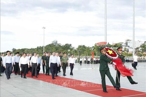 Tổng Bí thư Tô Lâm dâng hương tưởng niệm Chủ tịch Hồ Chí Minh và các Anh hùng liệt sĩ tại Phú Quốc