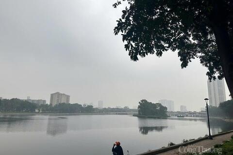 Chùm ảnh: Nhiều tuyến phố Hà Nội chìm trong ô nhiễm không khí