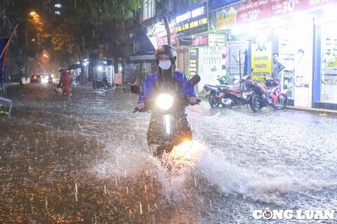 Mưa lớn diện rộng ở Trung Bộ, nhiều nơi đối mặt lượng mưa vượt 150mm