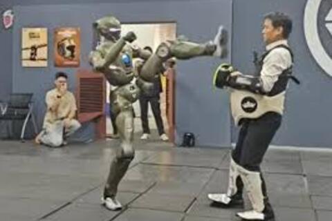 Robot Trung Quốc đá người sáng lập ngã lăn xuống đất